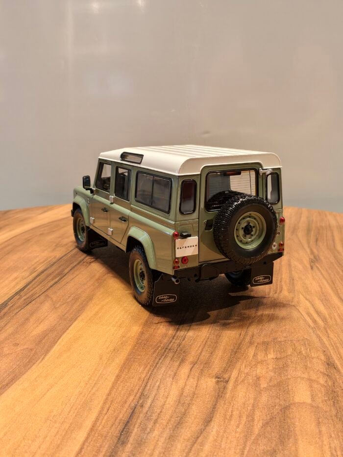 Land Rover Defender 110 - 2015 Green 1:18 - Image 4