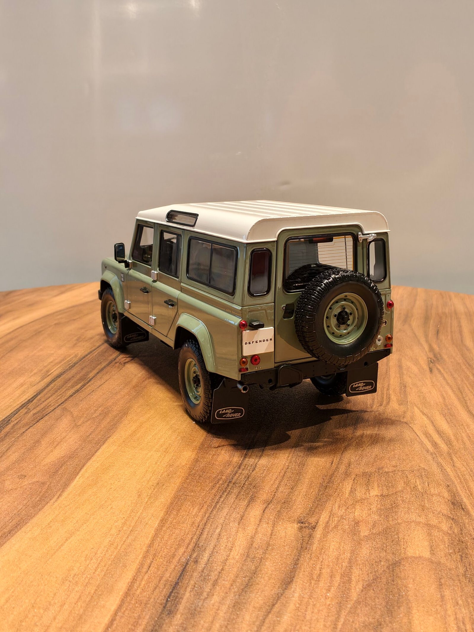 Land Rover Defender 110 - 2015 Green 1:18 - Image 4