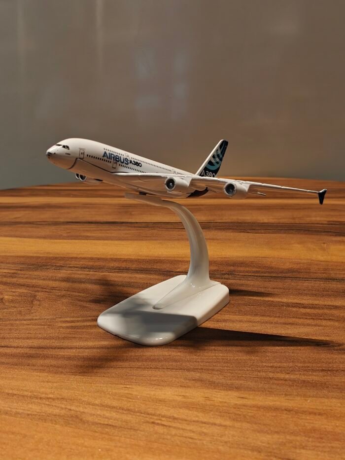 Airbus A380 (White/Blue) Scale 1/200