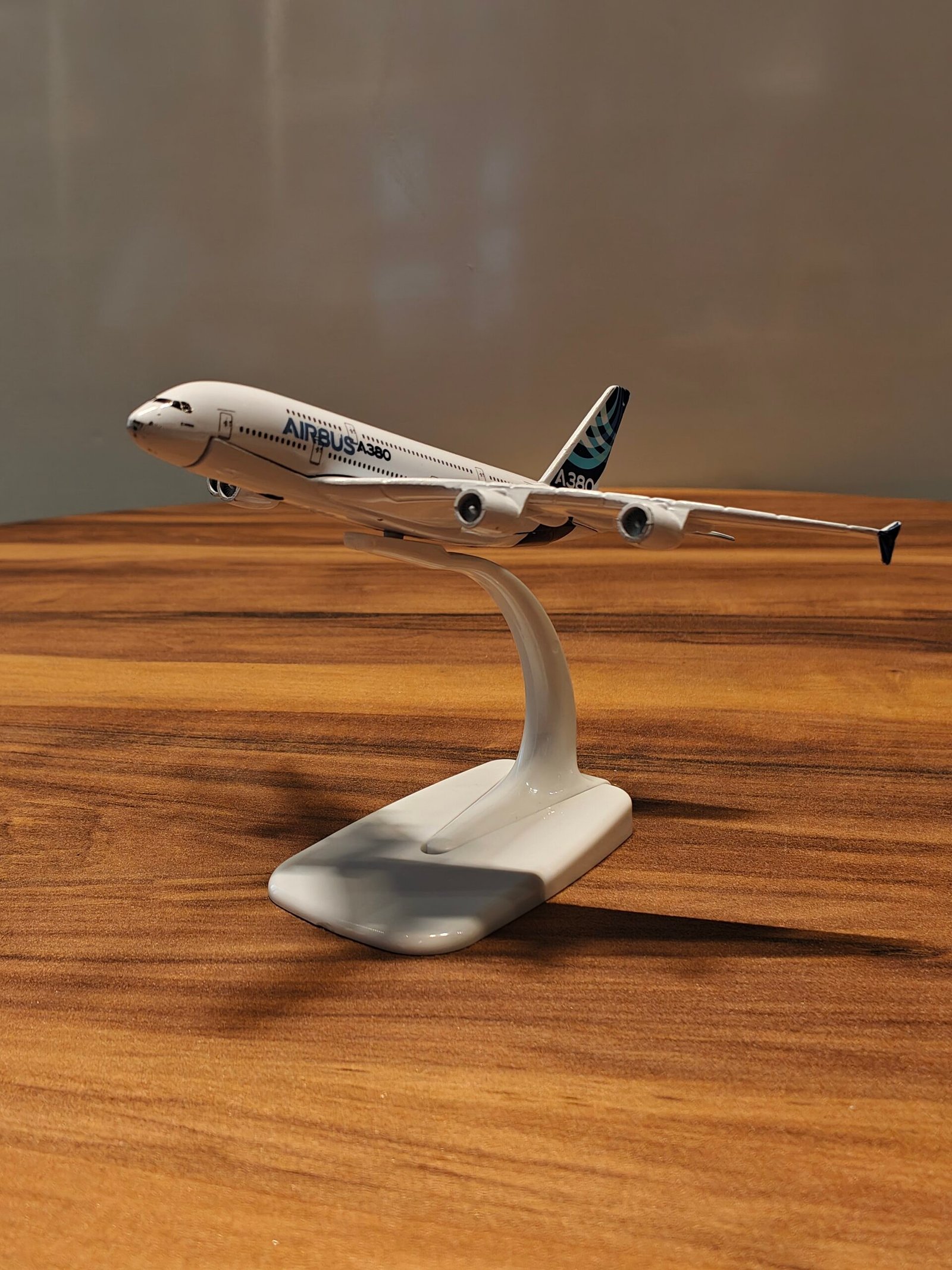 Airbus A380 (White/Blue) Scale 1/200