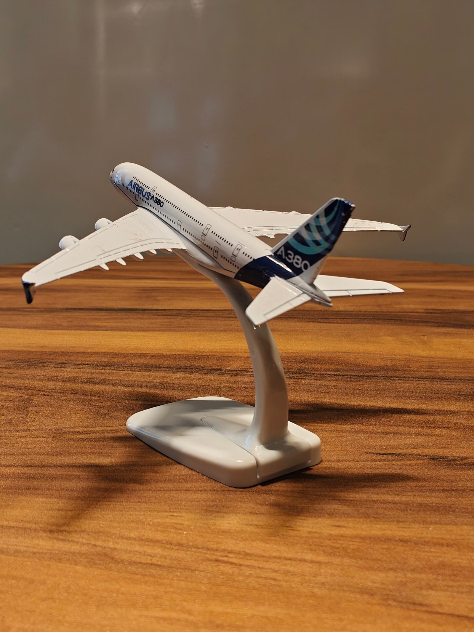 Airbus A380 (White/Blue) Scale 1/200 - Image 2
