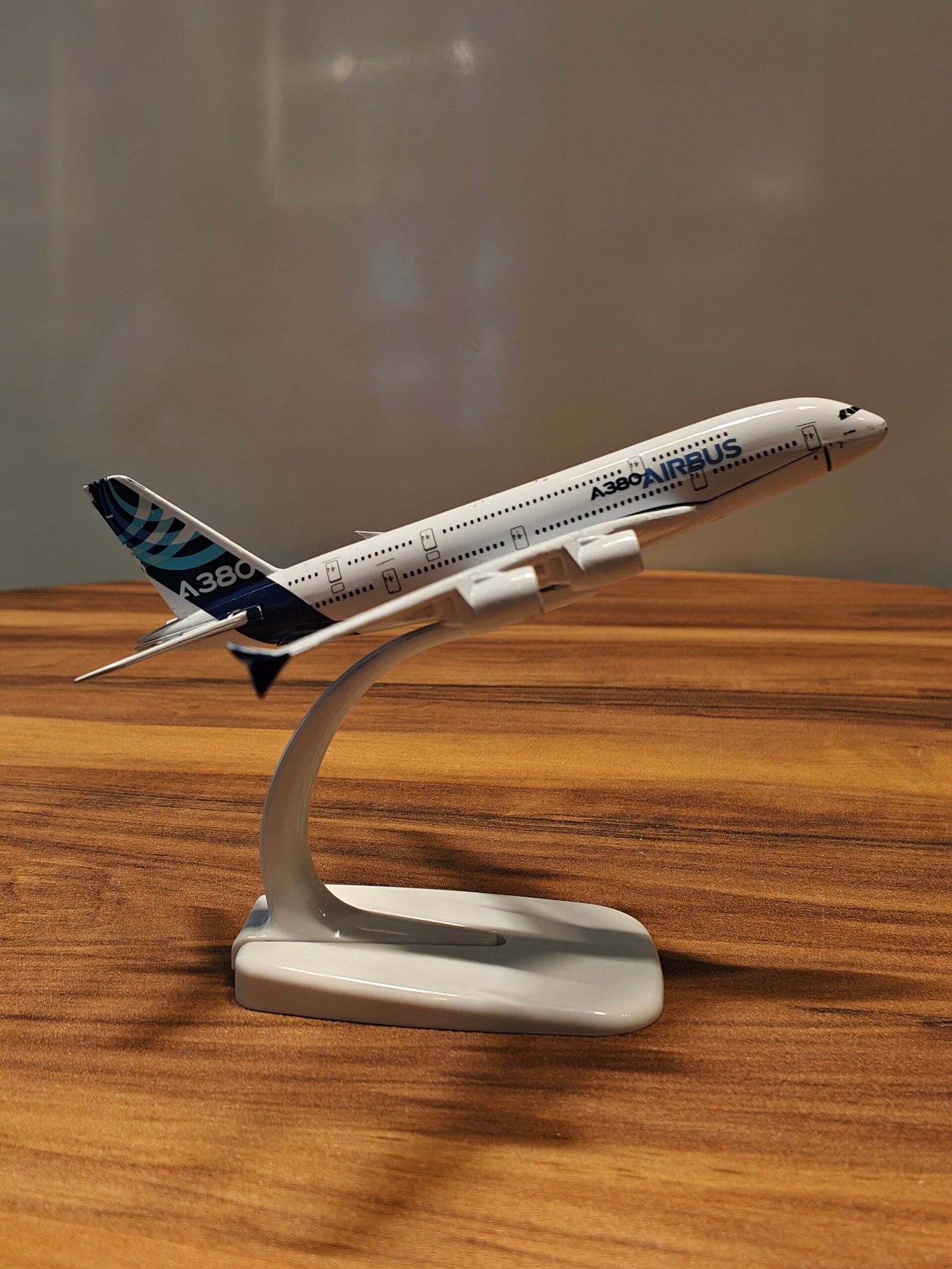 Airbus A380 (White/Blue) Scale 1/200 - Image 3