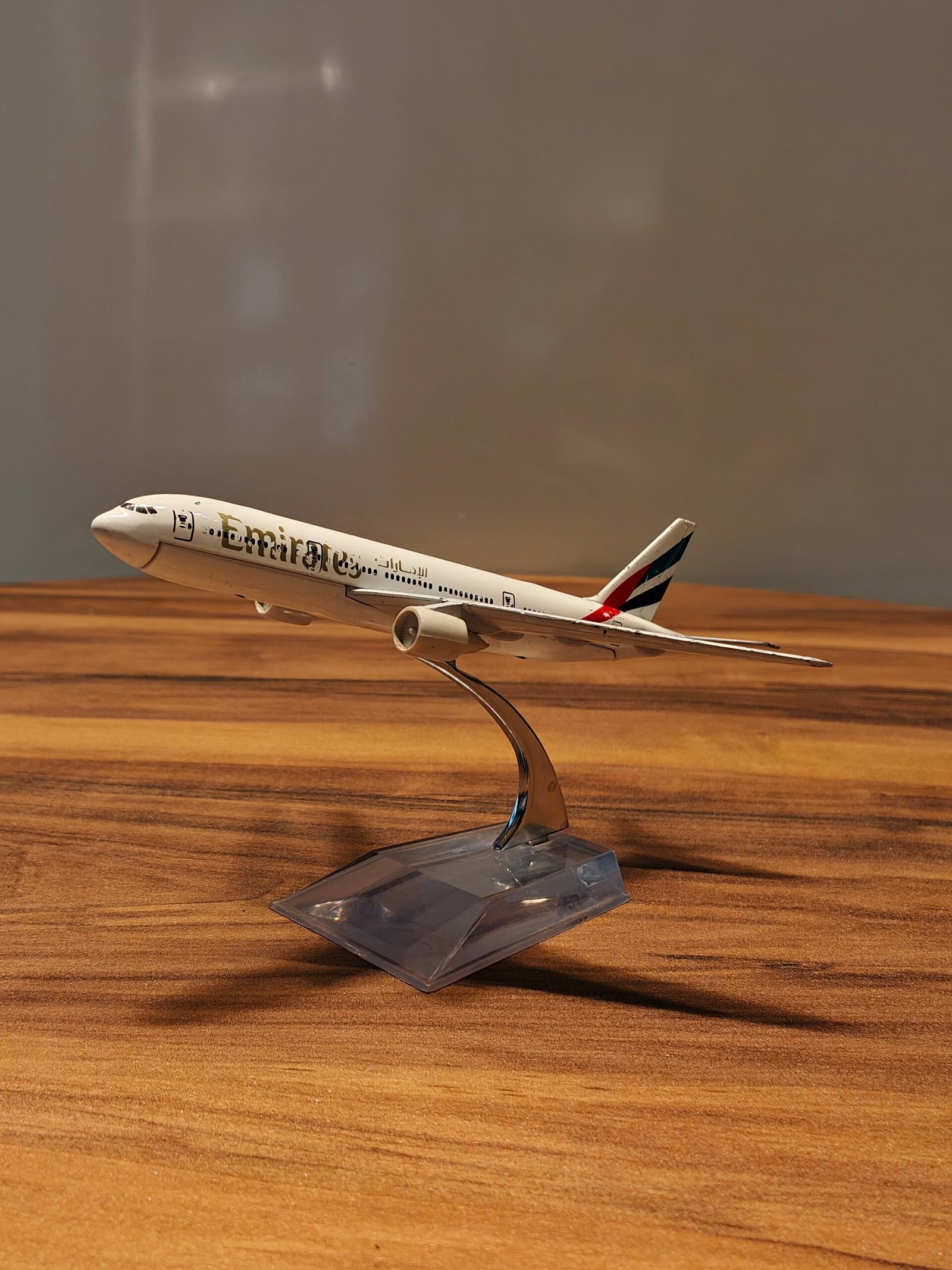 Emirates Airlines (White) Scale 1/200