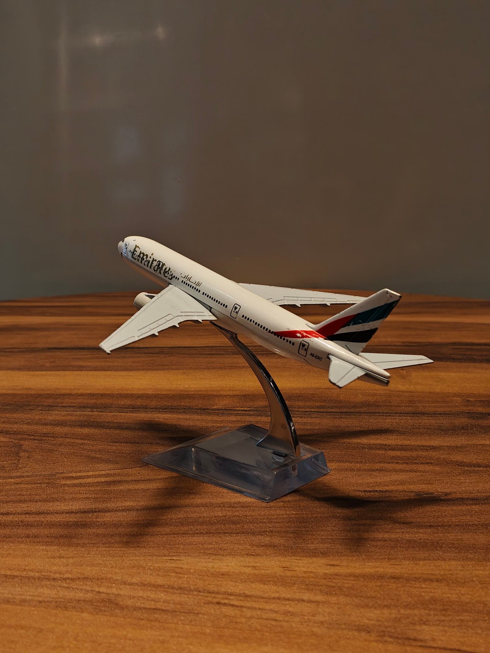 Emirates Airlines (White) Scale 1/200 - Image 2