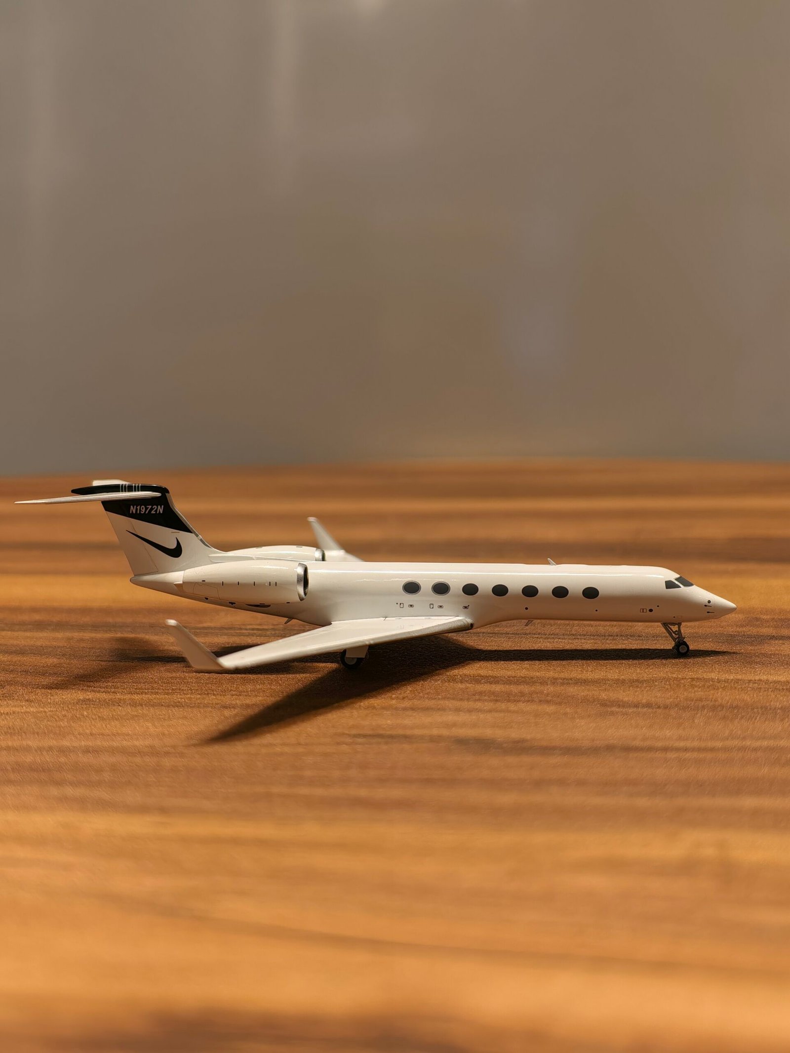 GulfStream G550 N1972N (Black&White) 1:200 - Image 2