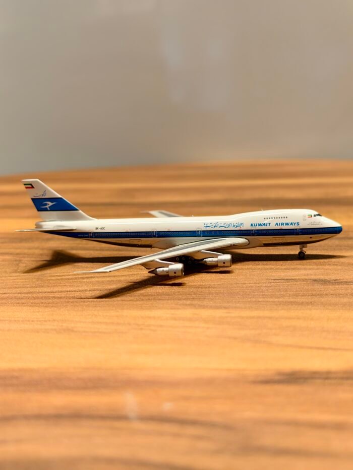 Kuwait Airways (White Green) 1:400 - Image 2