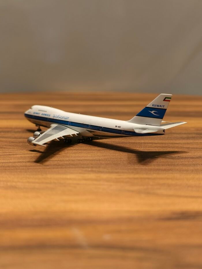 Kuwait Airways (White Green) 1:400 - Image 3