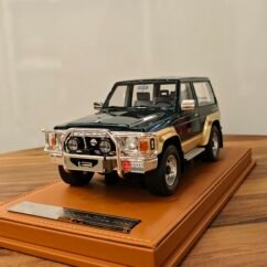 Nissan Patrol 1994 Dark Green Gold 1:18
