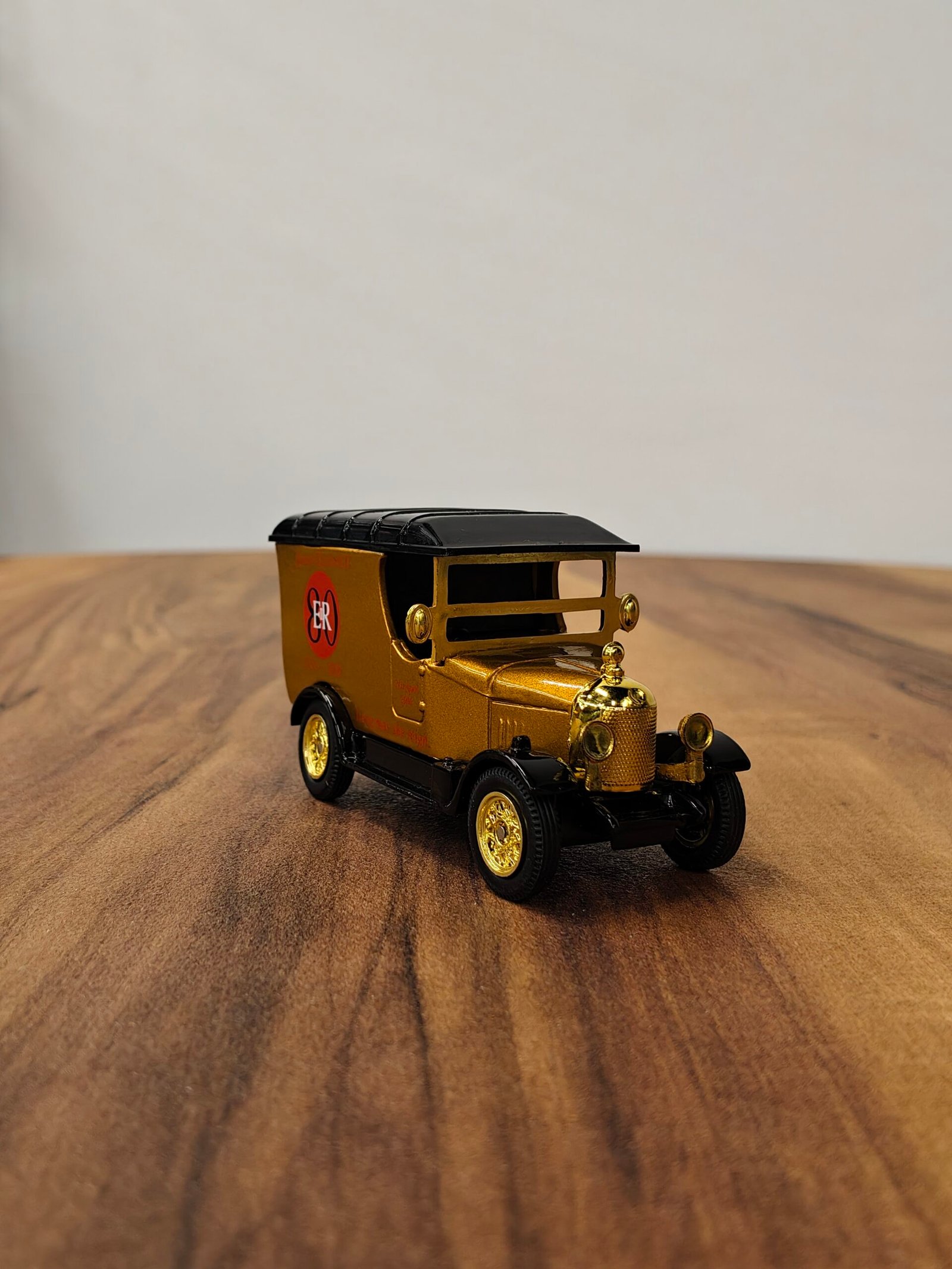 Oxford Diecast Queen Lizabethll 1926-2006 (Golden Yellow) 1:32 Oxford Diecast Queen Lizabethll 1926-2006 (Golden Yellow) 1:32 - Image 2