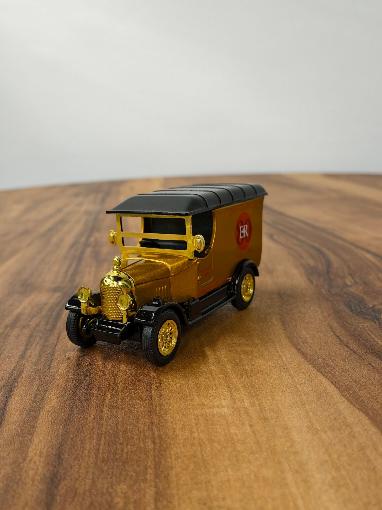 Oxford Diecast Queen Lizabethll 1926-2006 (Golden Yellow) 1:32 Oxford Diecast Queen Lizabethll 1926-2006 (Golden Yellow) 1:32