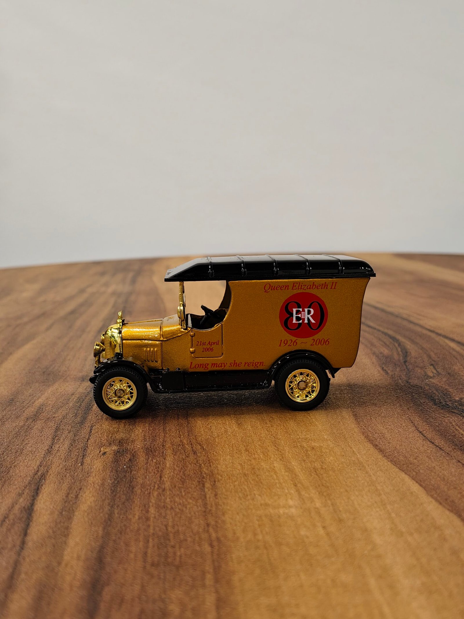 Oxford Diecast Queen Lizabethll 1926-2006 (Golden Yellow) 1:32 Oxford Diecast Queen Lizabethll 1926-2006 (Golden Yellow) 1:32 - Image 3