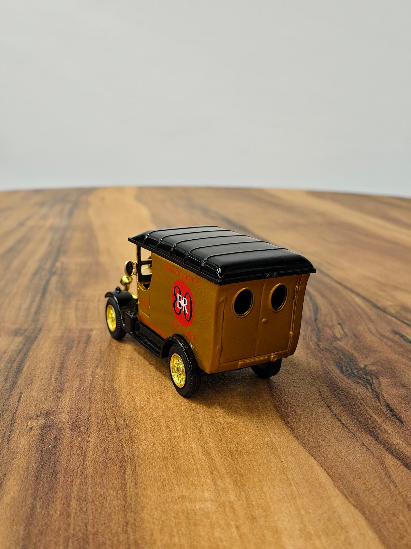 Oxford Diecast Queen Lizabethll 1926-2006 (Golden Yellow) 1:32 Oxford Diecast Queen Lizabethll 1926-2006 (Golden Yellow) 1:32 - Image 4