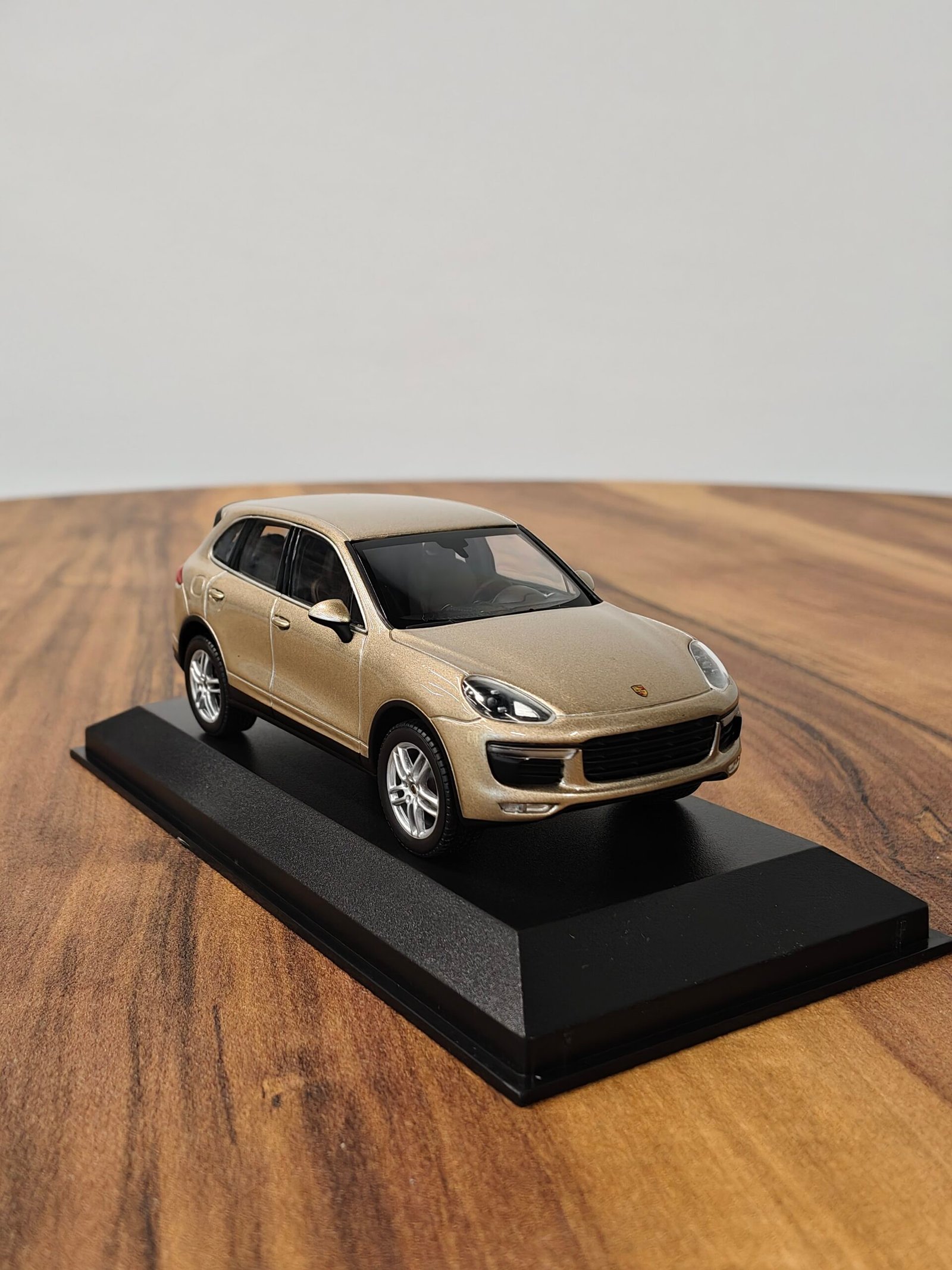 Porsche Cayenne turbo 1:43 brown - Image 2