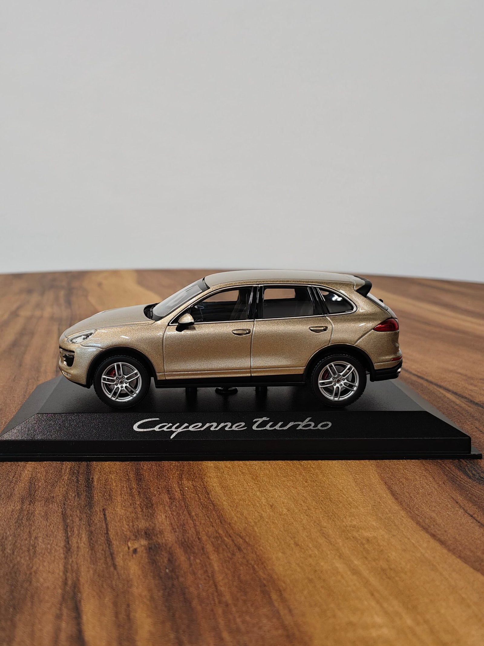 Porsche Cayenne turbo 1:43 brown - Image 3