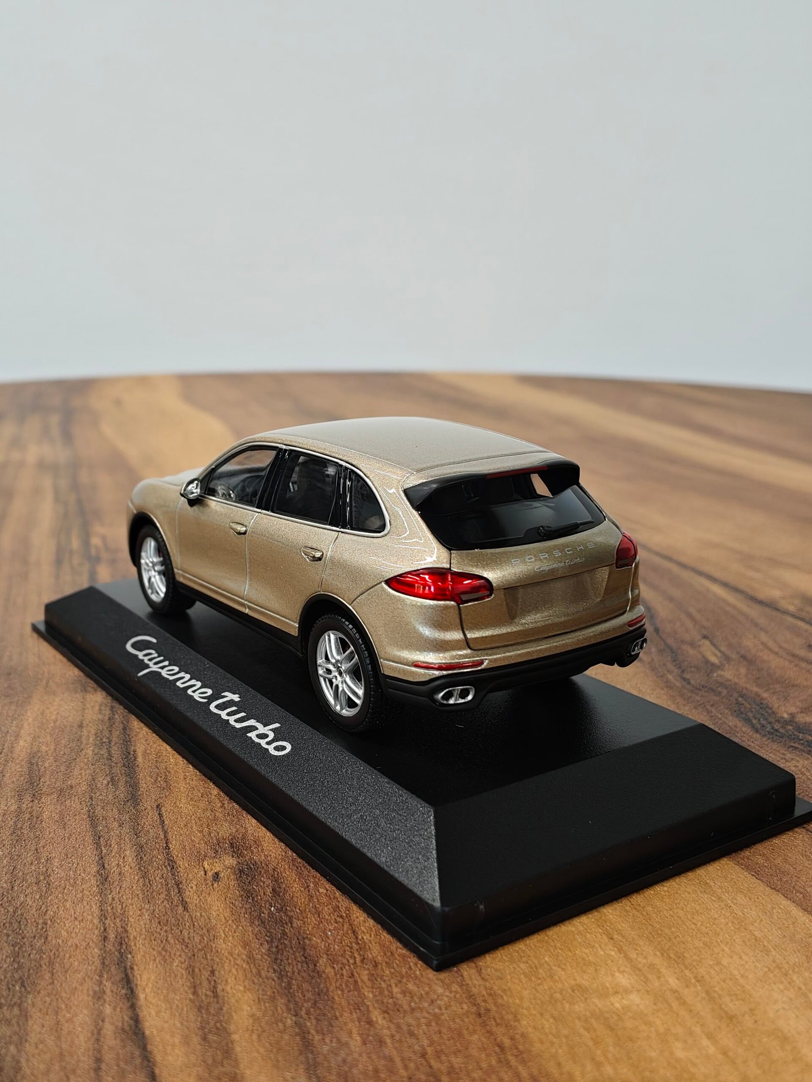 Porsche Cayenne turbo 1:43 brown - Image 4