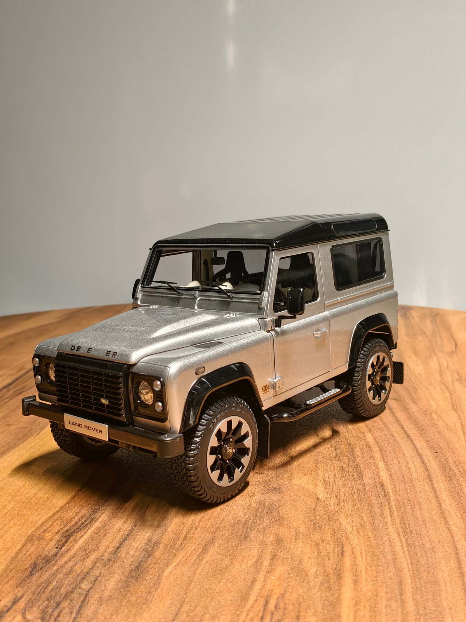 Land Rover Defender 90 V8 (Silver) Scale 1/18