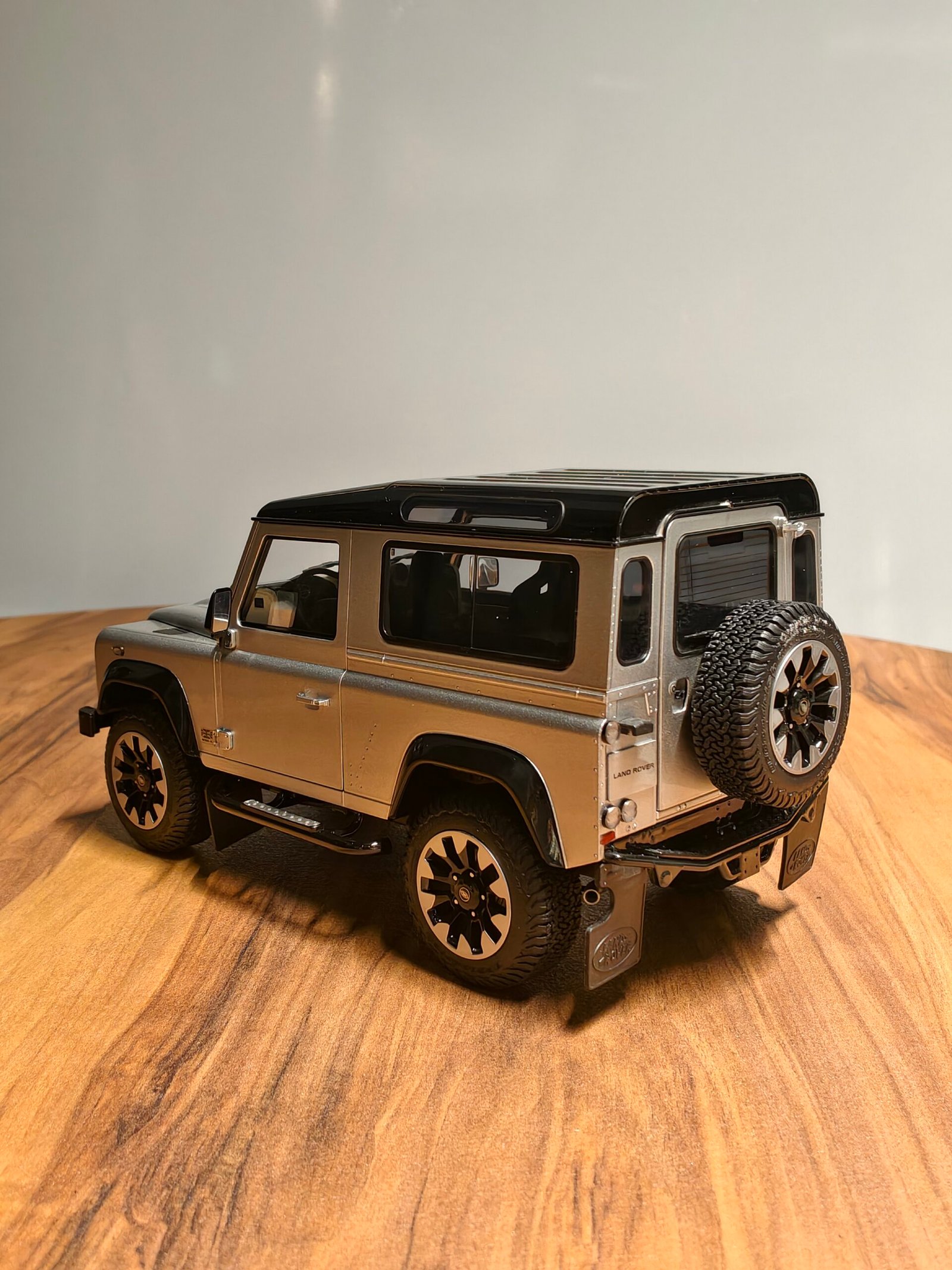 Land Rover Defender 90 V8 (Silver) Scale 1/18 - Image 2