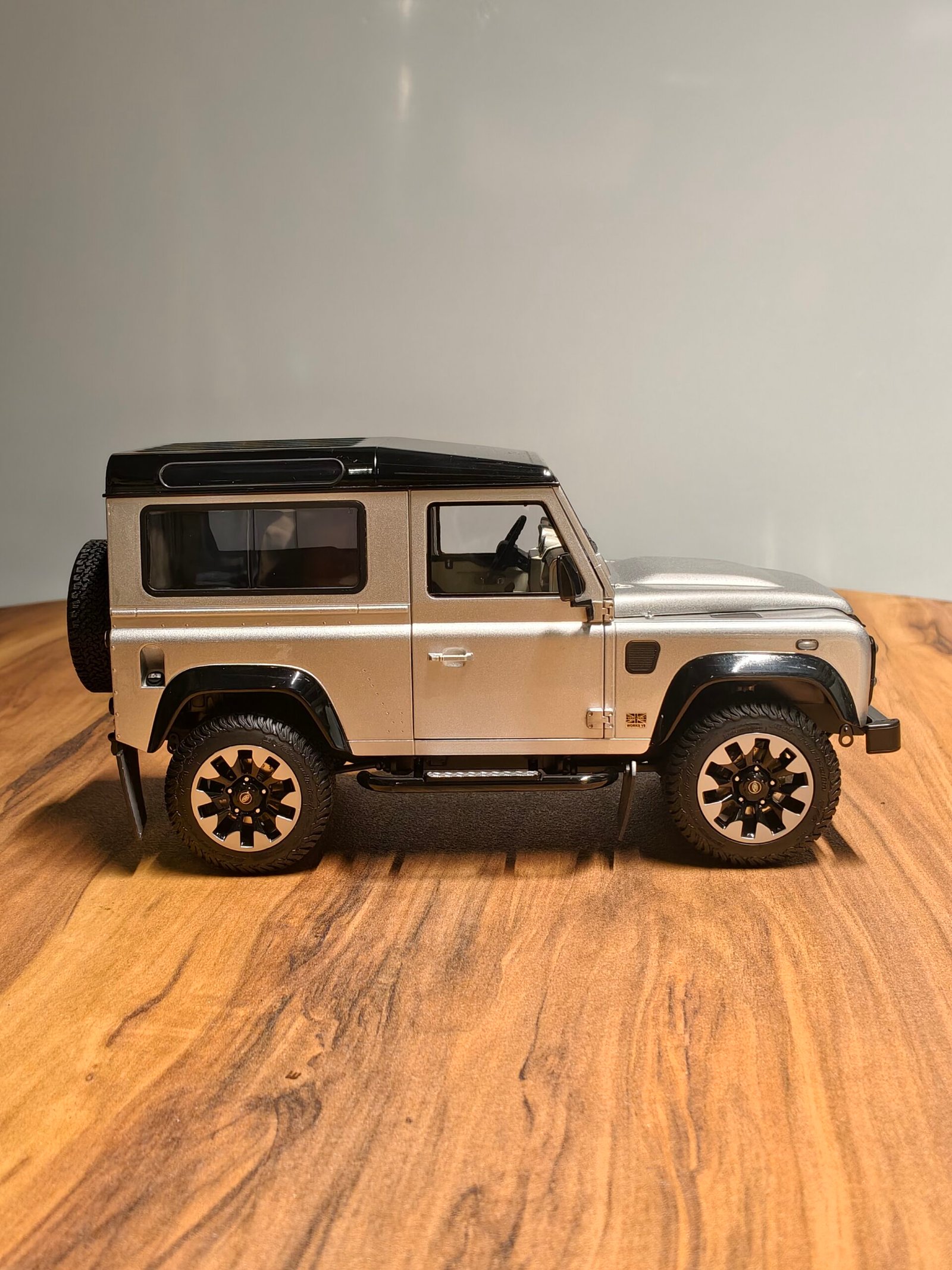 Land Rover Defender 90 V8 (Silver) Scale 1/18 - Image 3