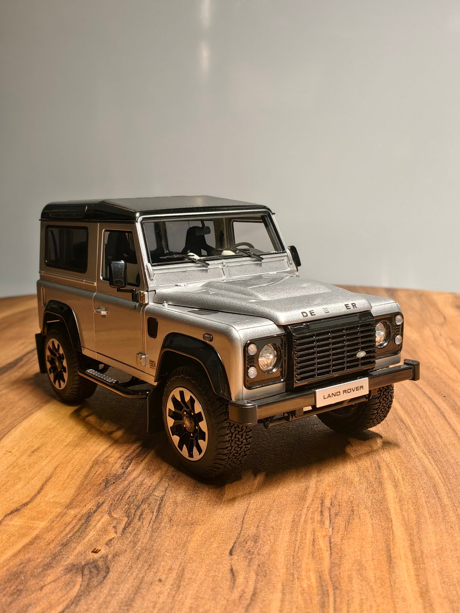 Land Rover Defender 90 V8 (Silver) Scale 1/18 - Image 4