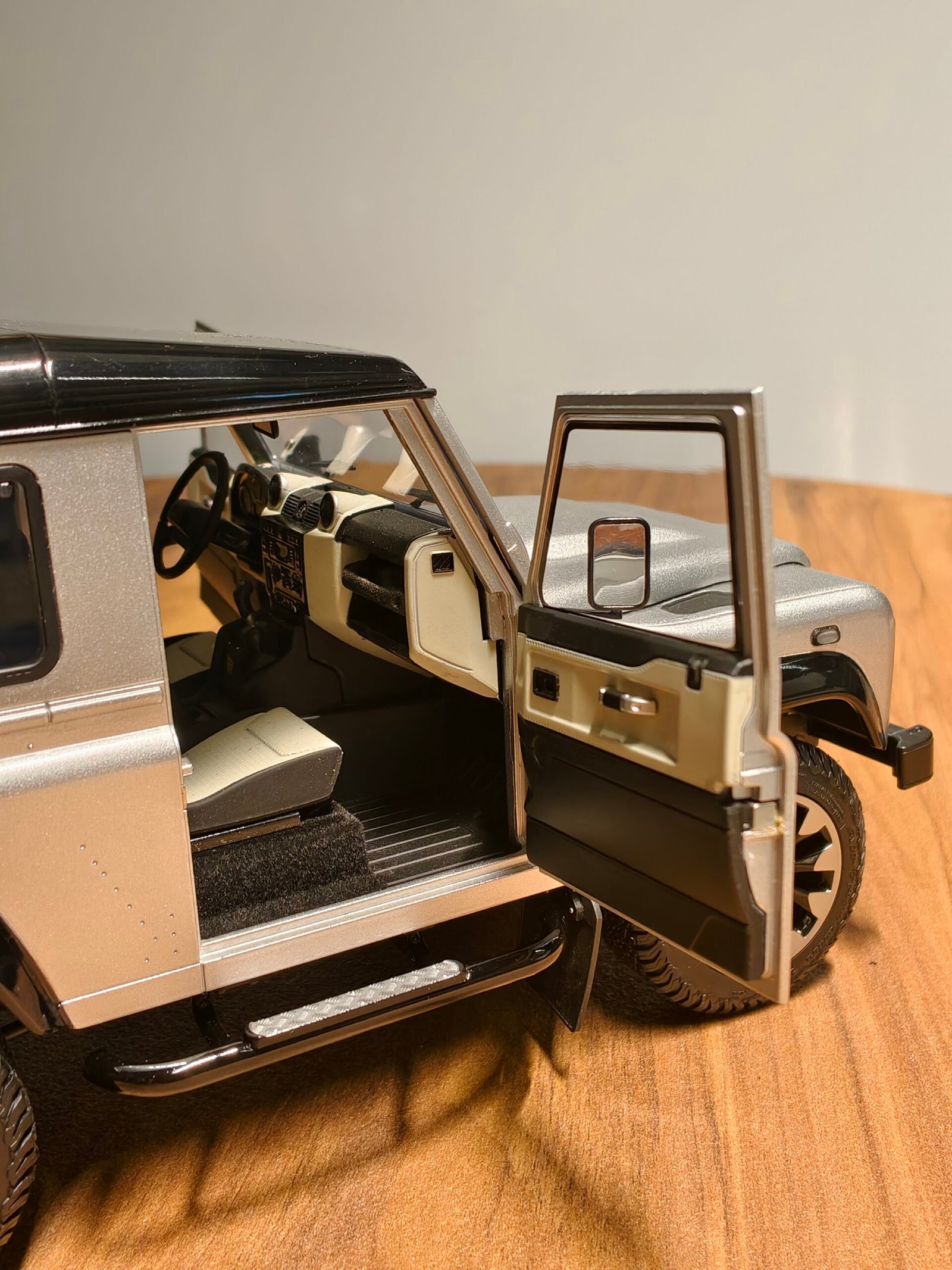 Land Rover Defender 90 V8 (Silver) Scale 1/18 - Image 6
