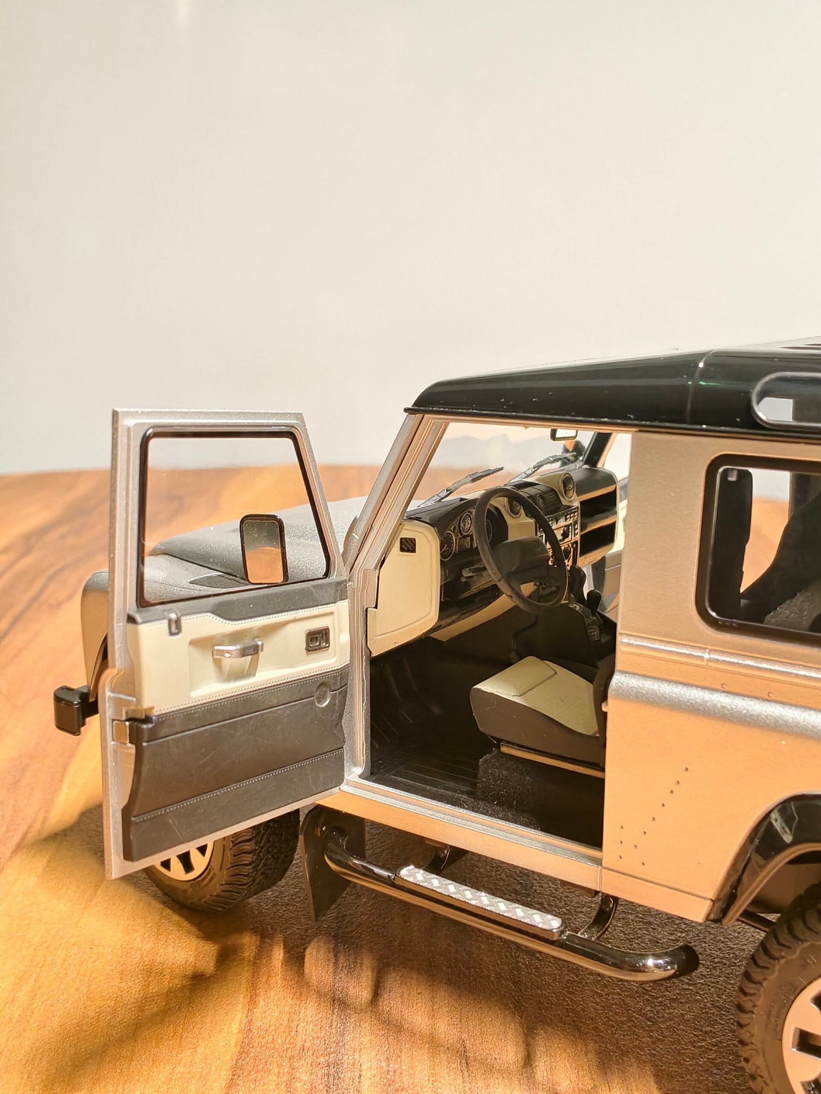 Land Rover Defender 90 V8 (Silver) Scale 1/18 - Image 5