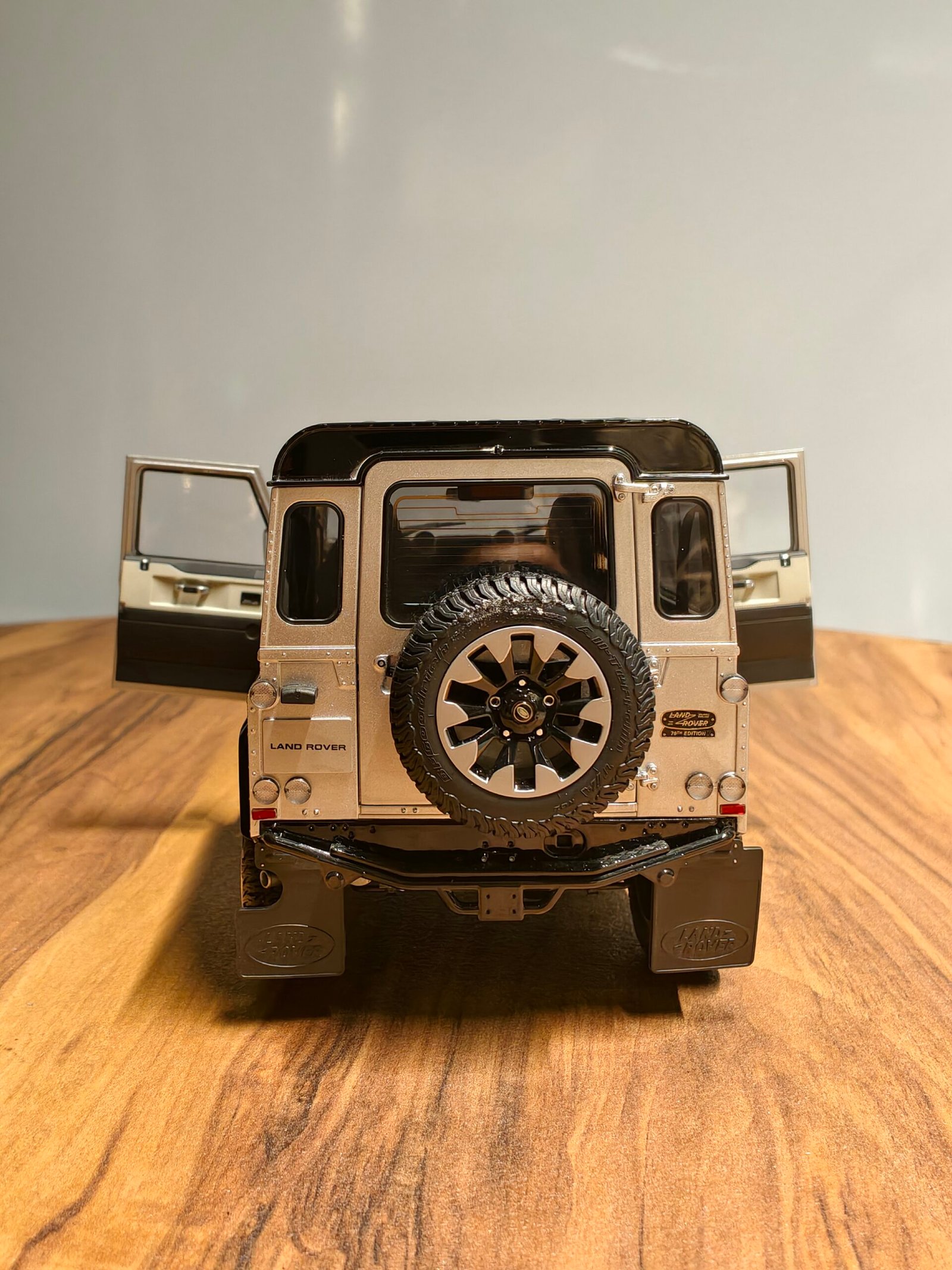 Land Rover Defender 90 V8 (Silver) Scale 1/18 - Image 8