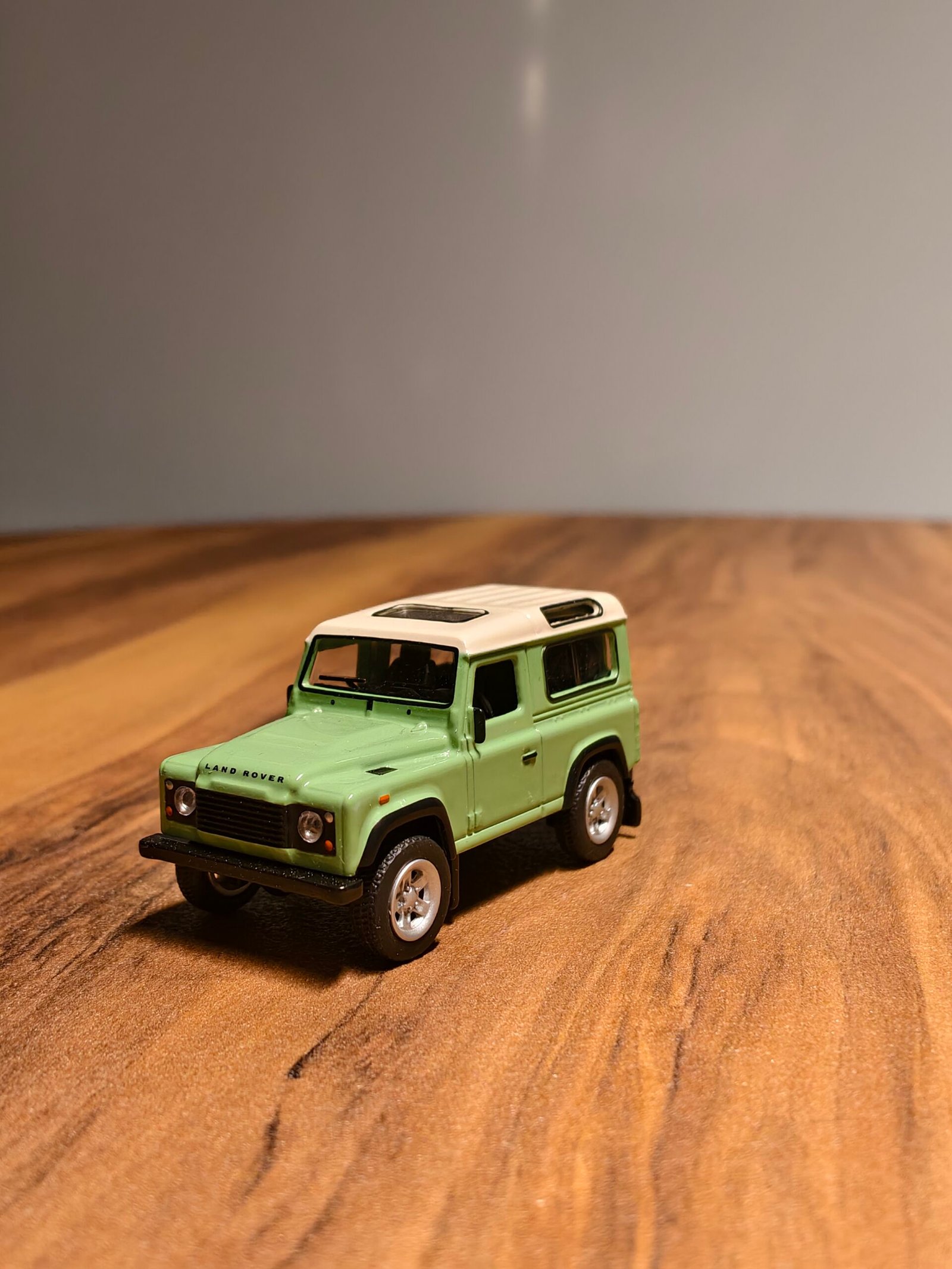 Land Rover Defender (Green) Scale 1/64