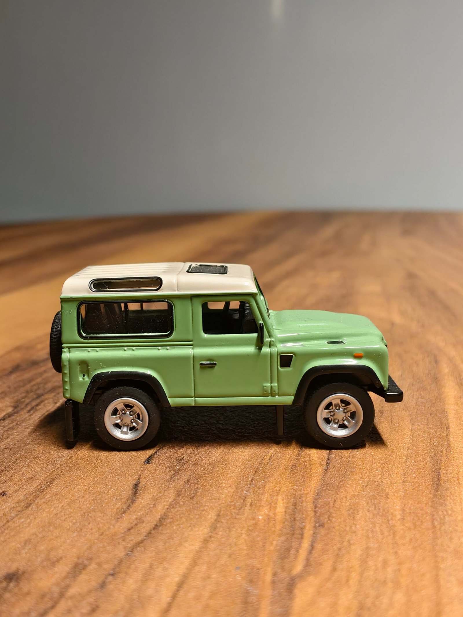 Land Rover Defender (Green) Scale 1/64 - Image 3