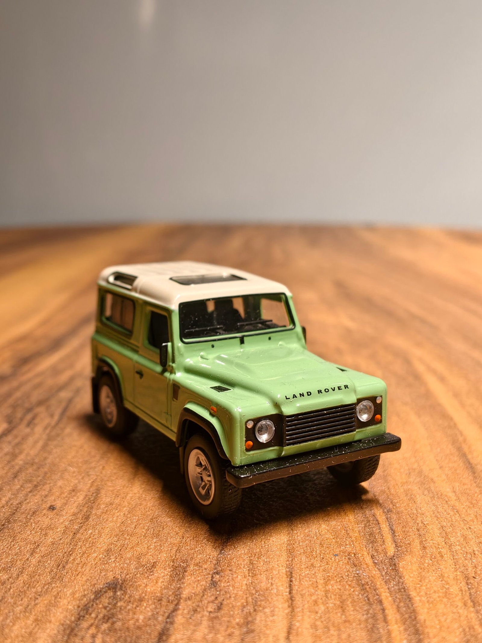 Land Rover Defender (Green) Scale 1/64 - Image 4