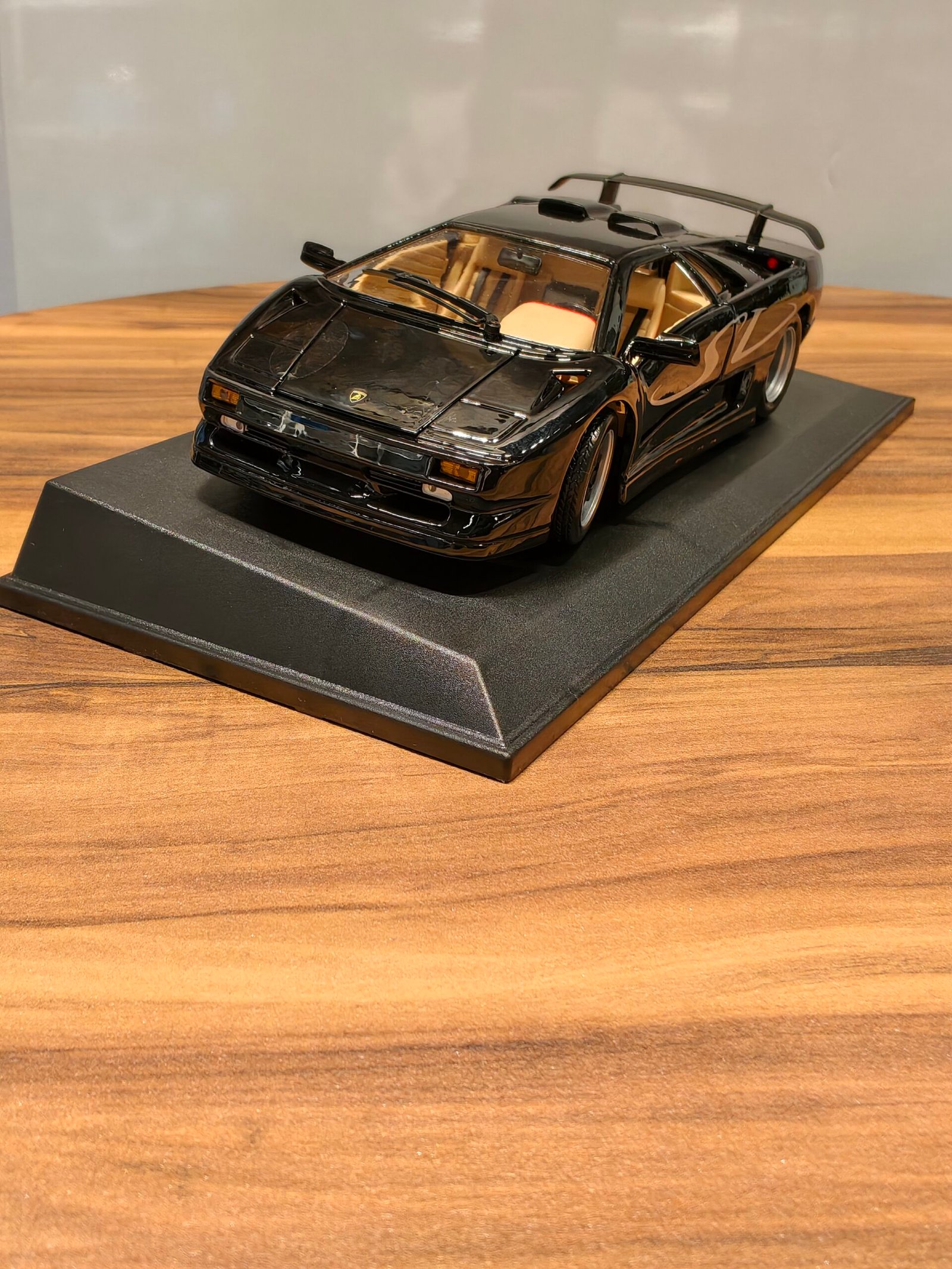 Lamborghini Diablo SV (Black) Scale 1/18