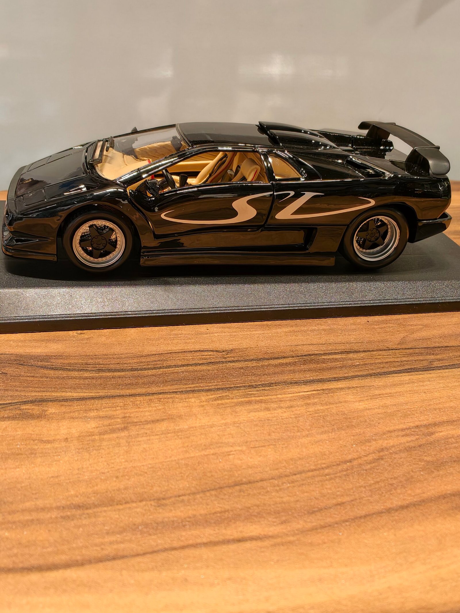 Lamborghini Diablo SV (Black) Scale 1/18 - Image 3