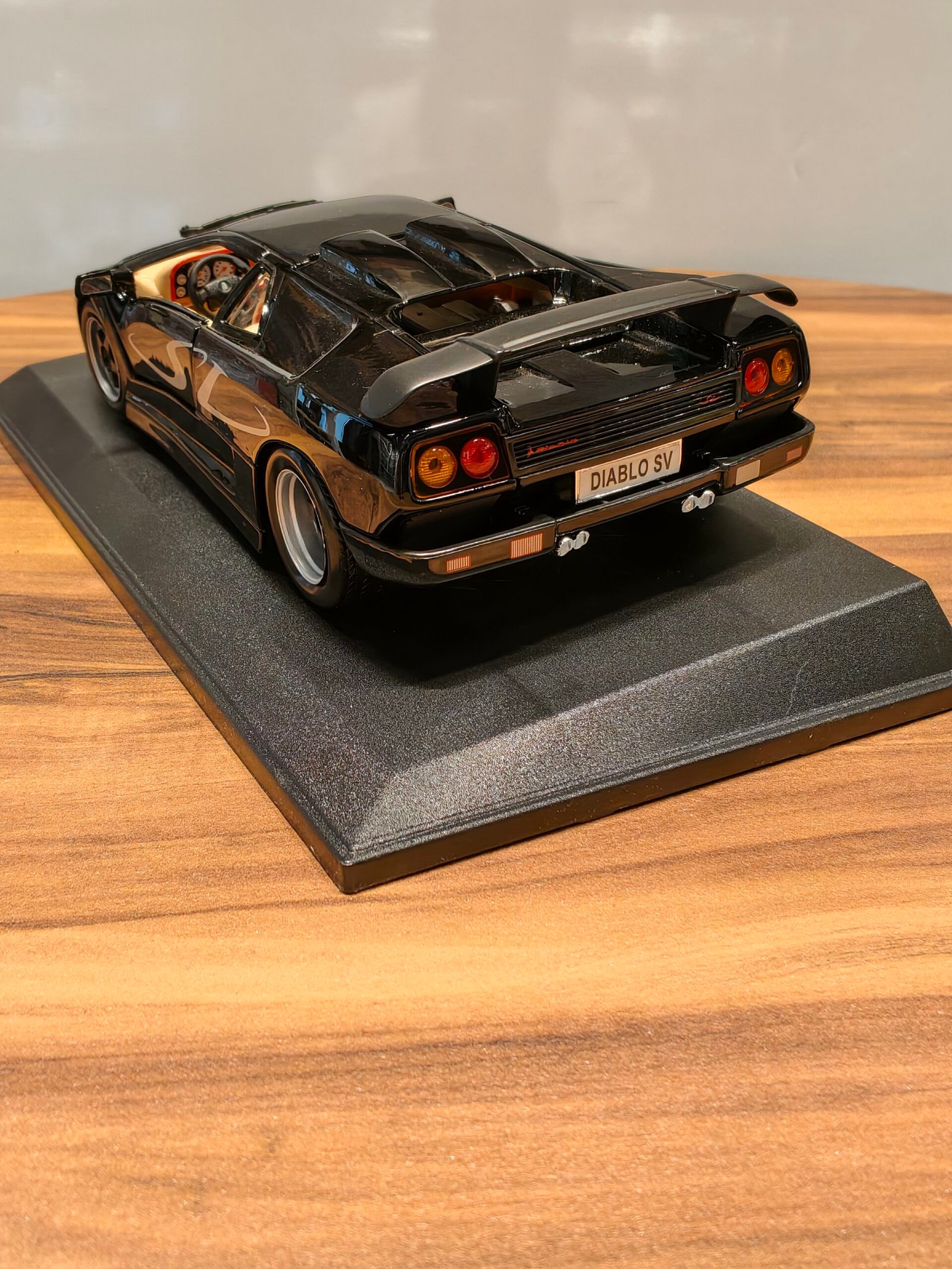 Lamborghini Diablo SV (Black) Scale 1/18 - Image 6