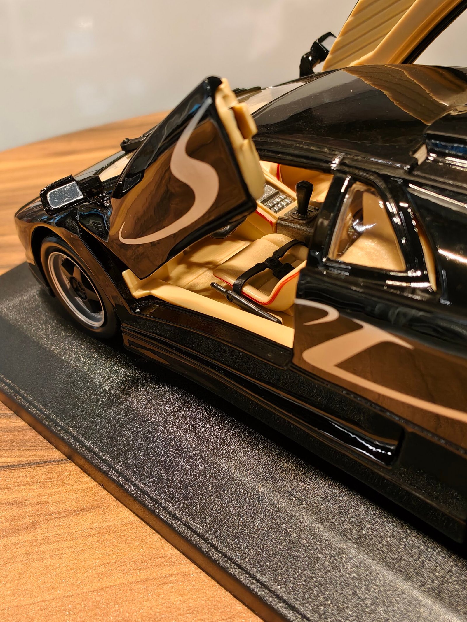 Lamborghini Diablo SV (Black) Scale 1/18 - Image 4