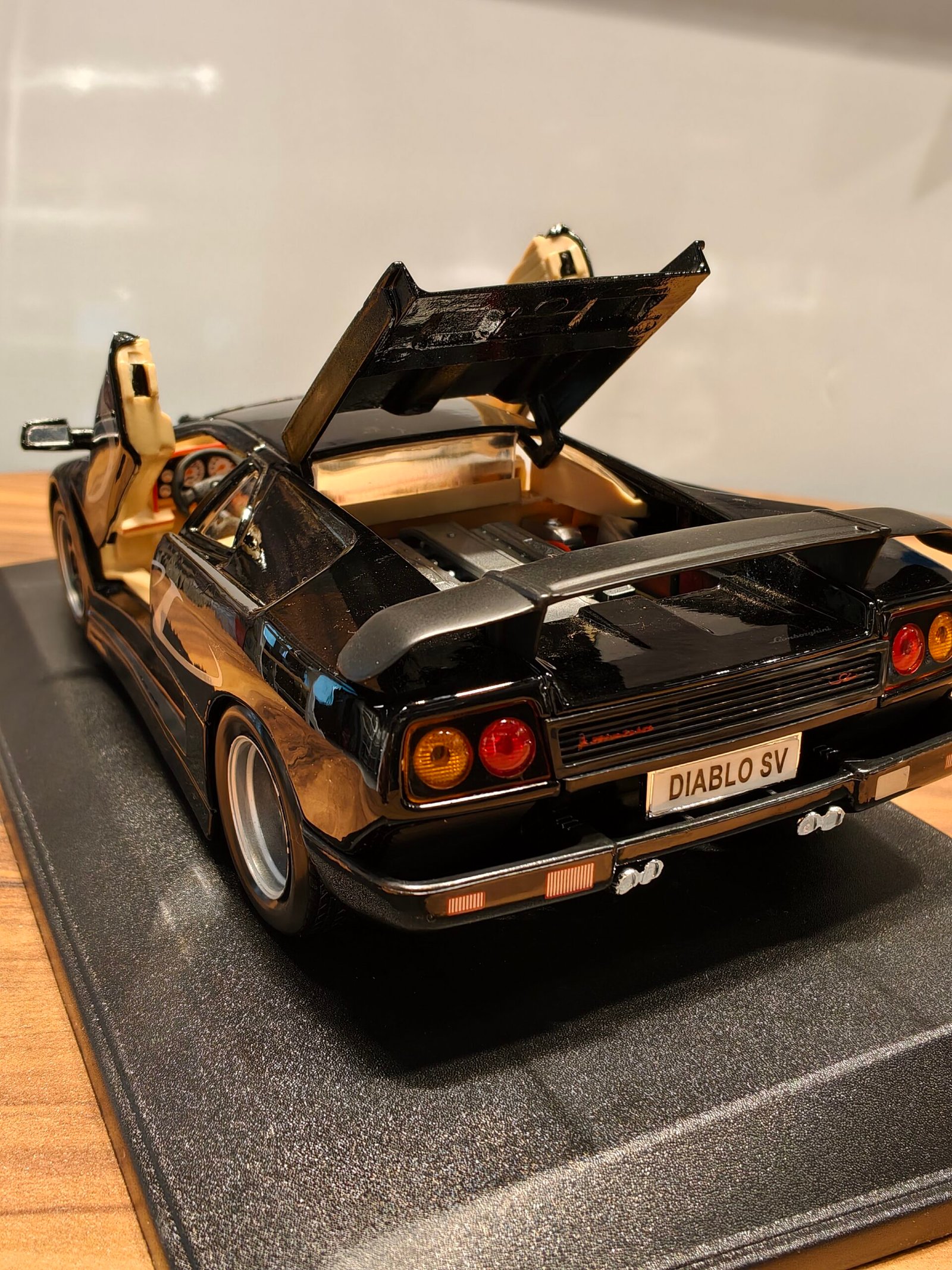 Lamborghini Diablo SV (Black) Scale 1/18 - Image 2