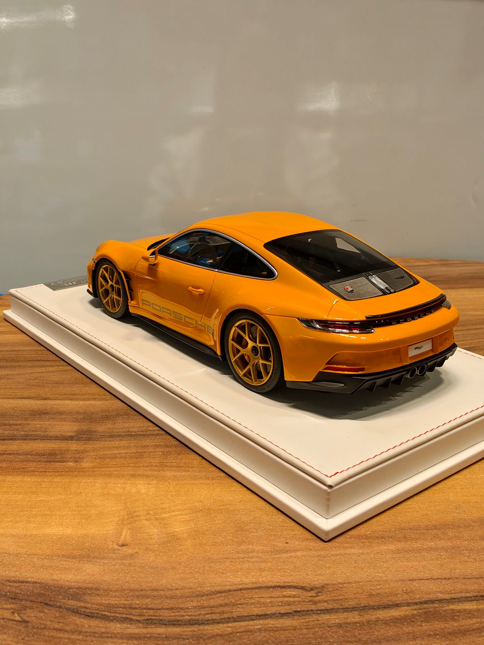 Porsche 911 S/T (992) Orange & Golden 1:18 - Image 2