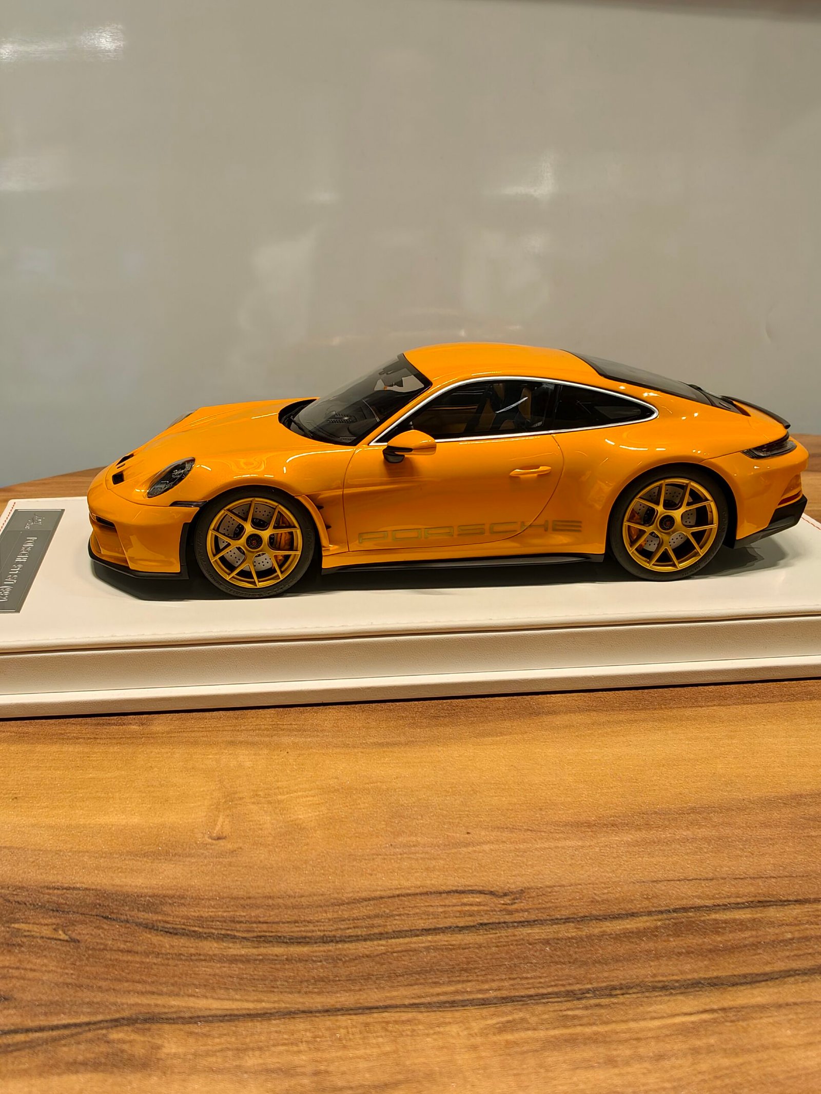 Porsche 911 S/T (992) Orange & Golden 1:18 - Image 3