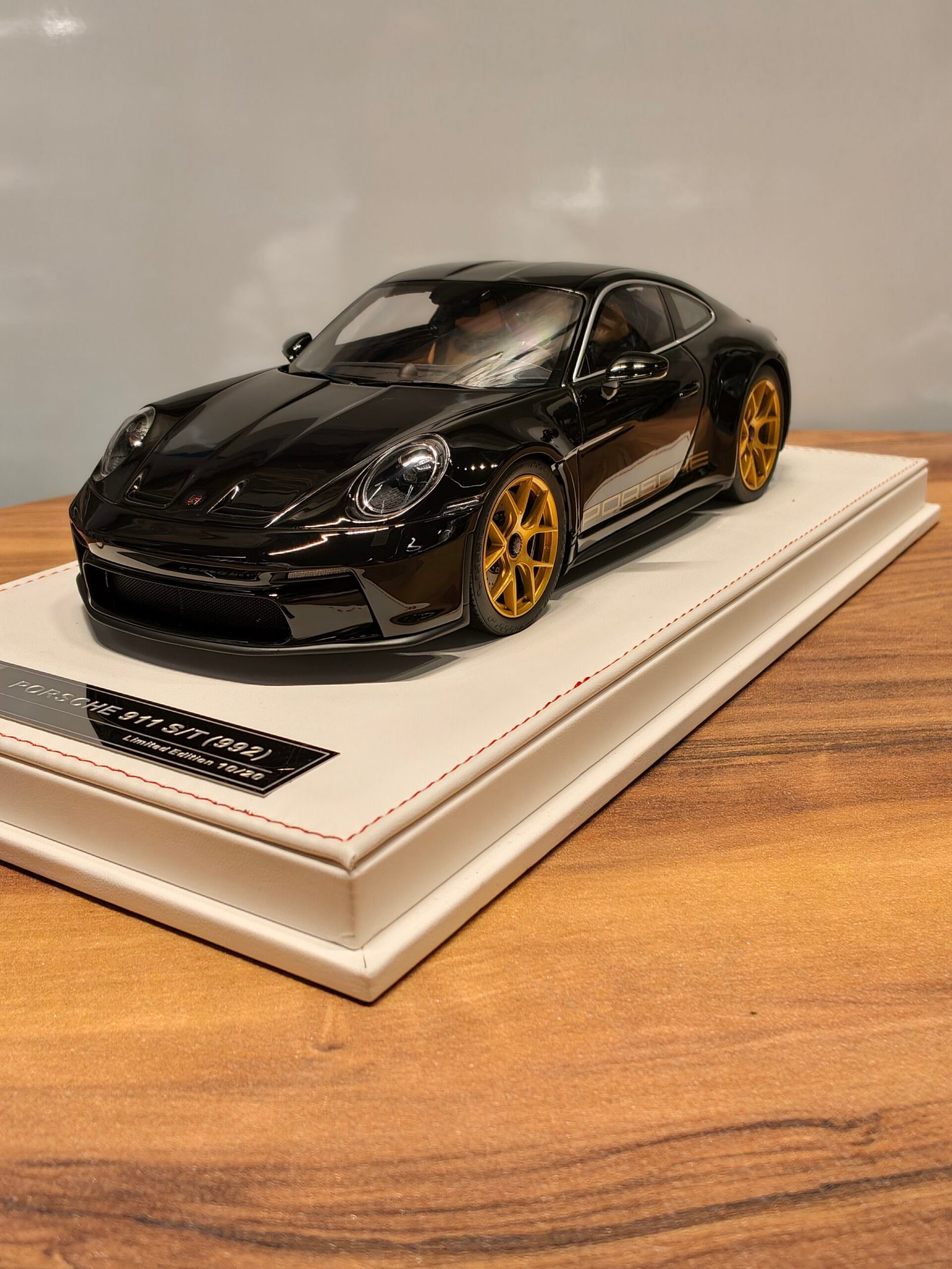 Porsche 911 S/T (992) Black & Golden 1:18