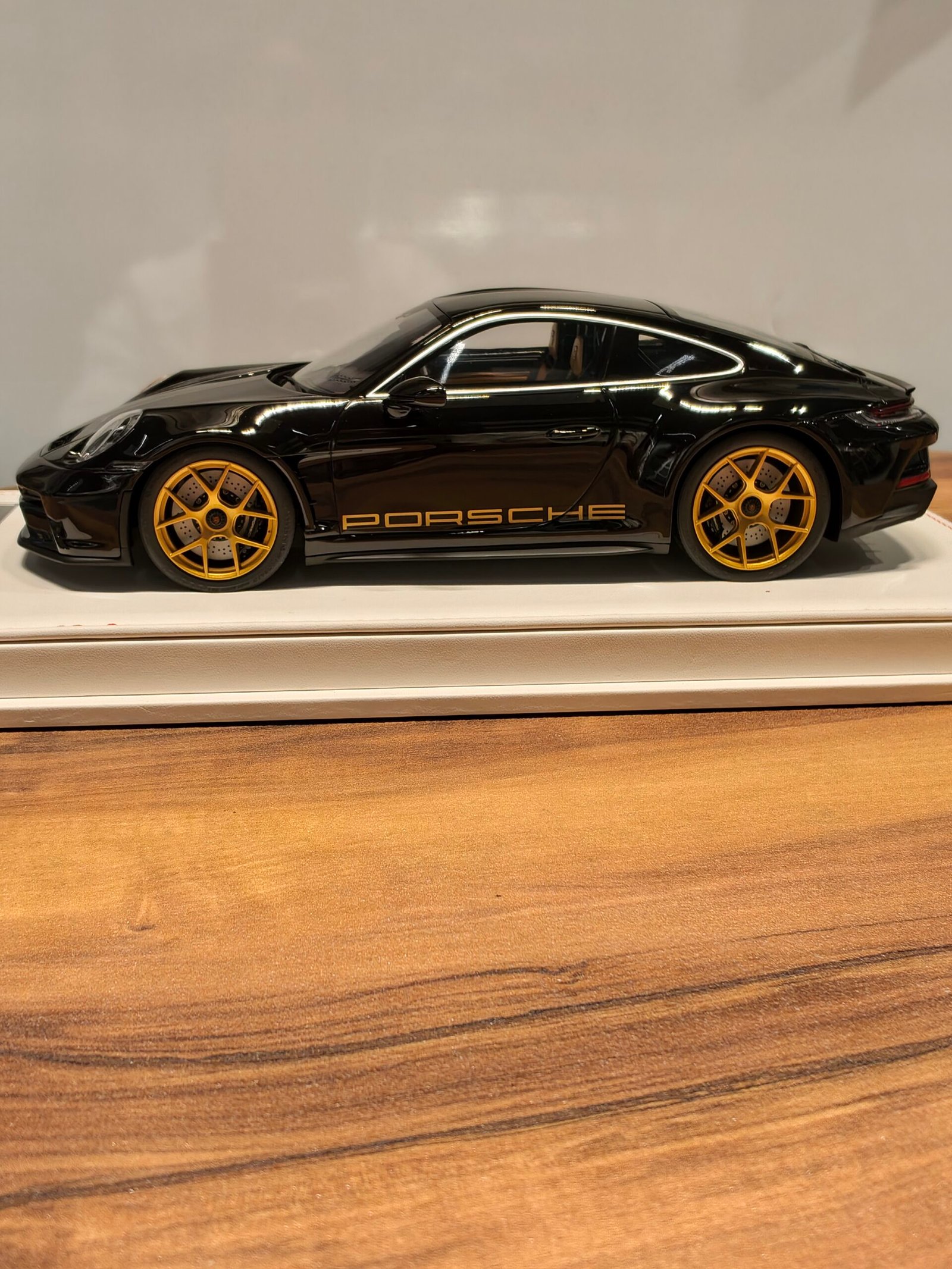 Porsche 911 S/T (992) Black & Golden 1:18 - Image 3