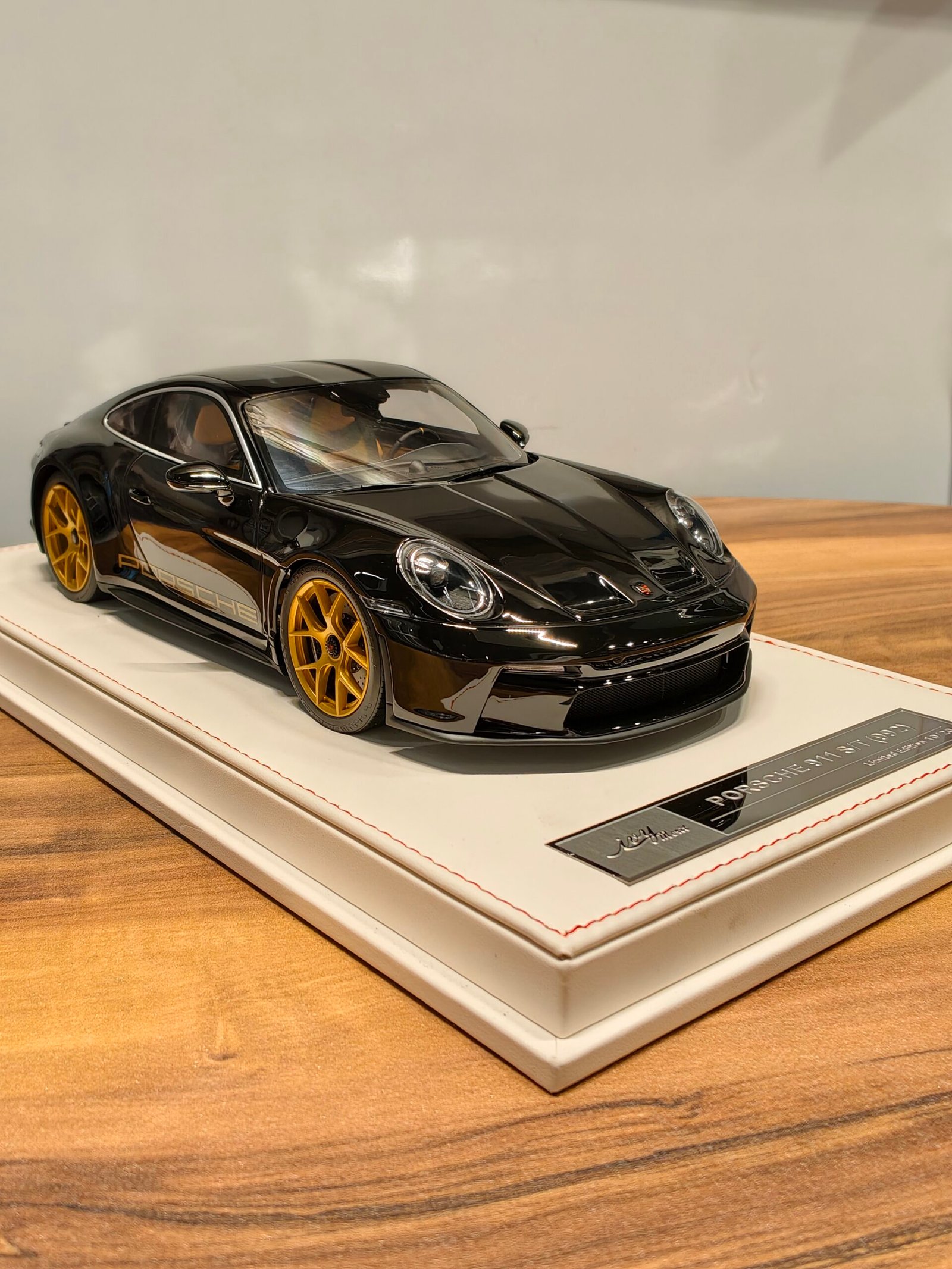 Porsche 911 S/T (992) Black & Golden 1:18 - Image 2