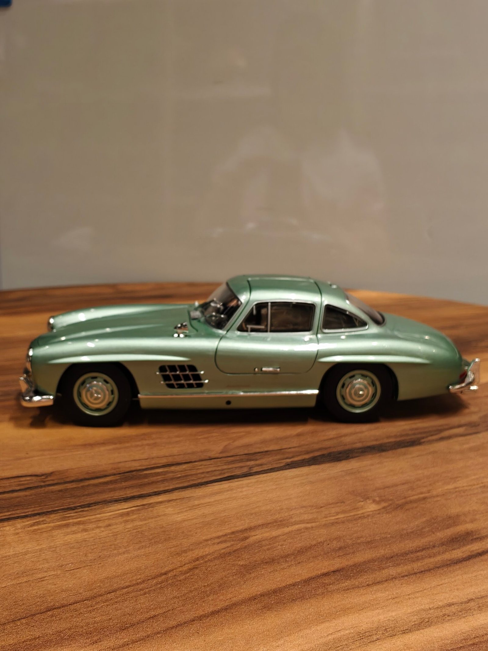 Mercedes-Benz 300 SL Coupe 1:18 Green Light - Image 2