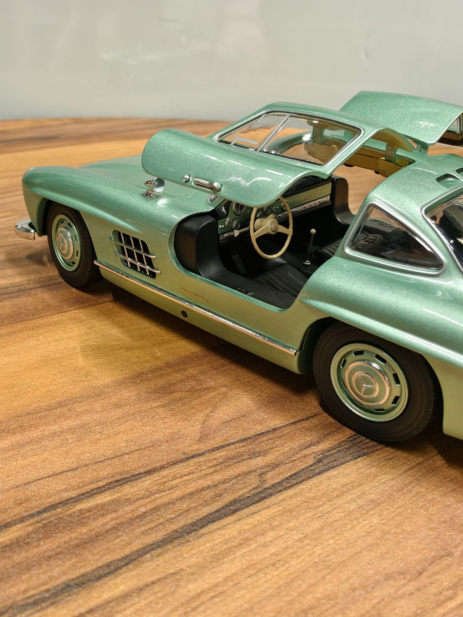 Mercedes-Benz 300 SL Coupe 1:18 Green Light - Image 6