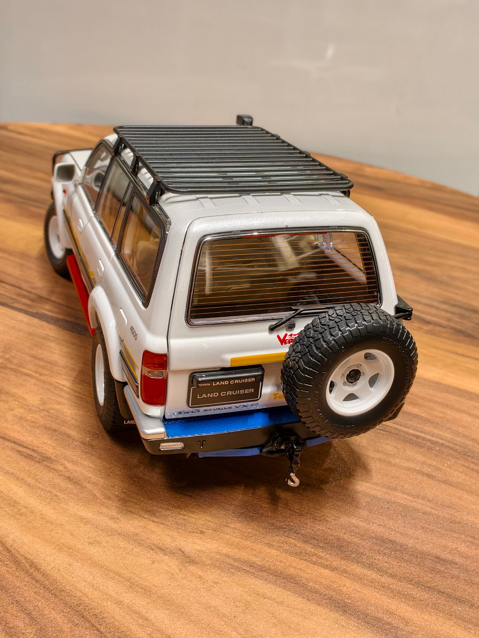Toyota Land Cruiser Model Kengfai White Scale 1/18 - Image 2