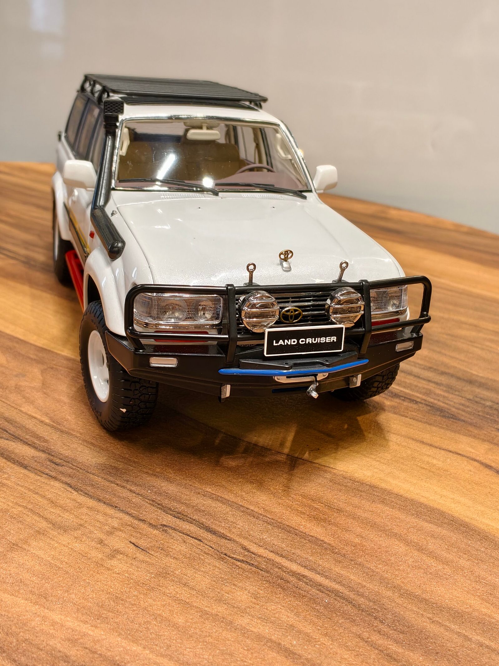 Toyota Land Cruiser Model Kengfai White Scale 1/18 - Image 3