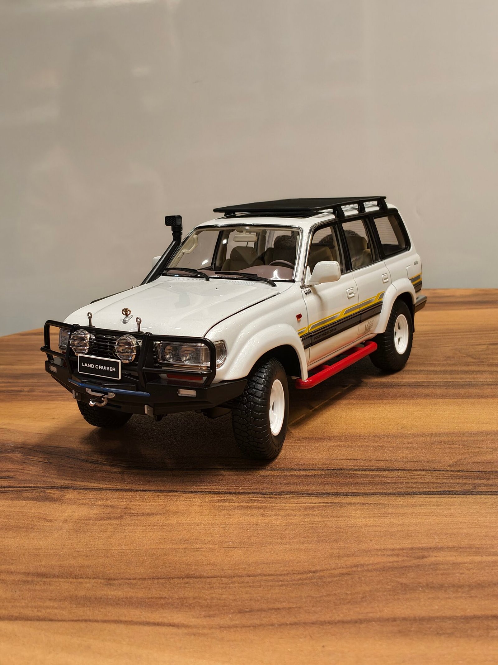 Toyota Land Cruiser Model Kengfai White Scale 1/18