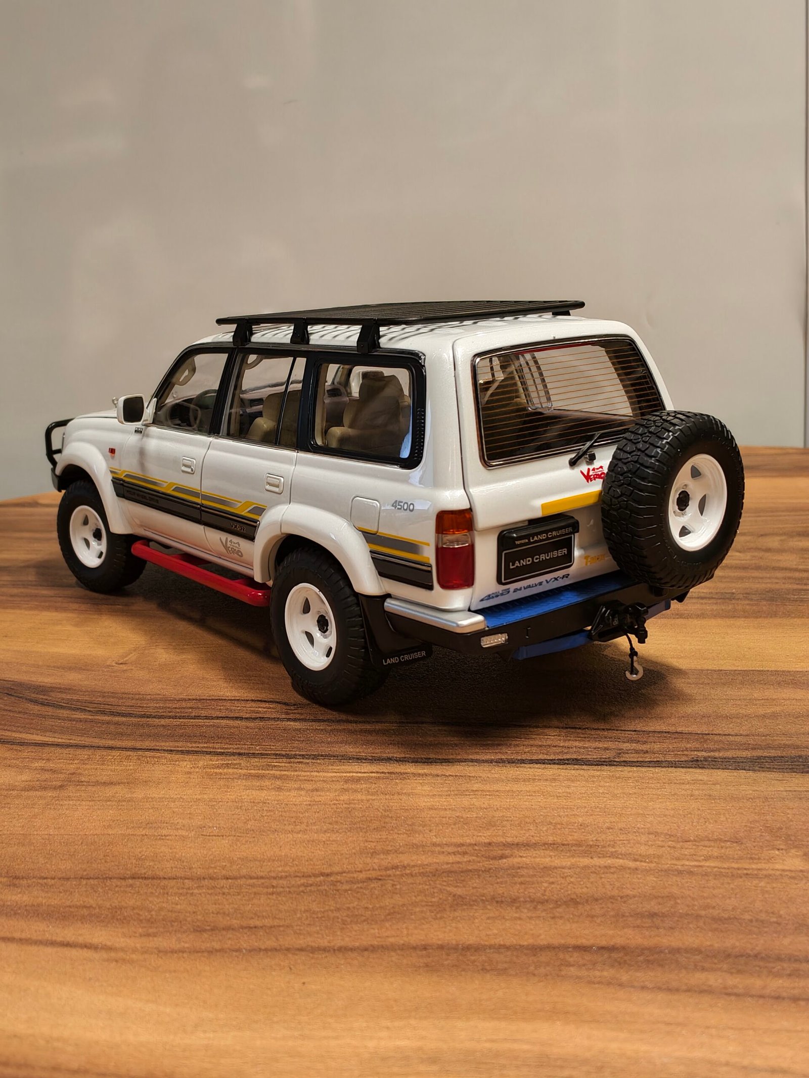Toyota Land Cruiser Model Kengfai White Scale 1/18 - Image 4