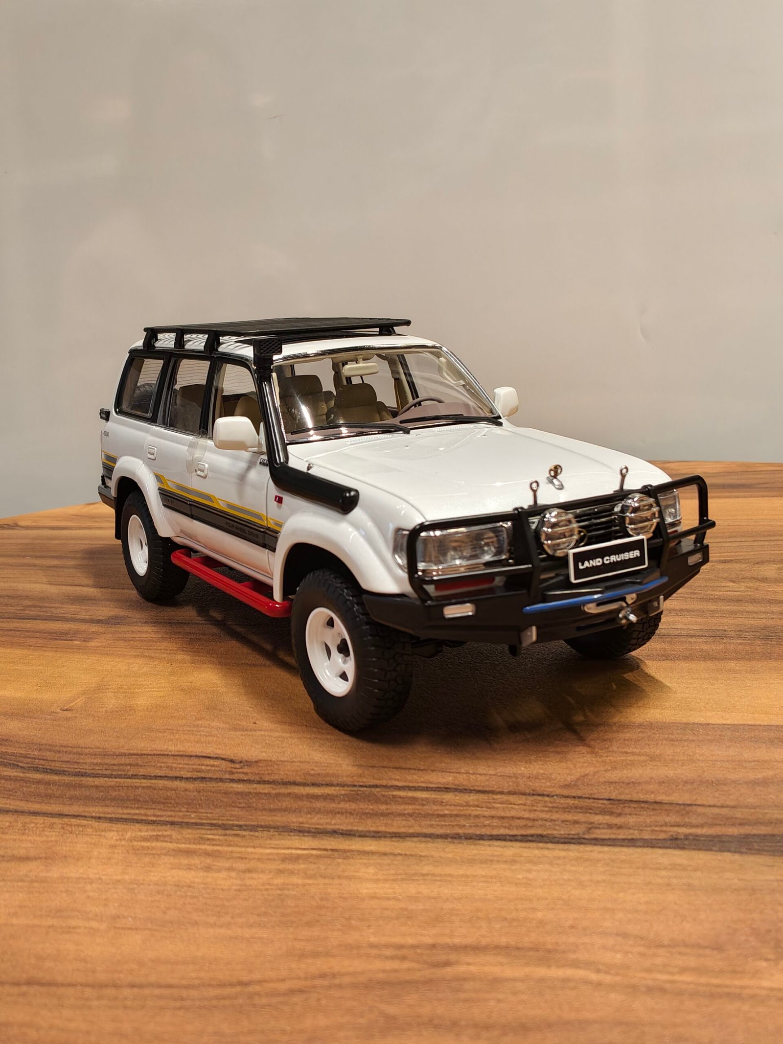 Toyota Land Cruiser Model Kengfai White Scale 1/18 - Image 6