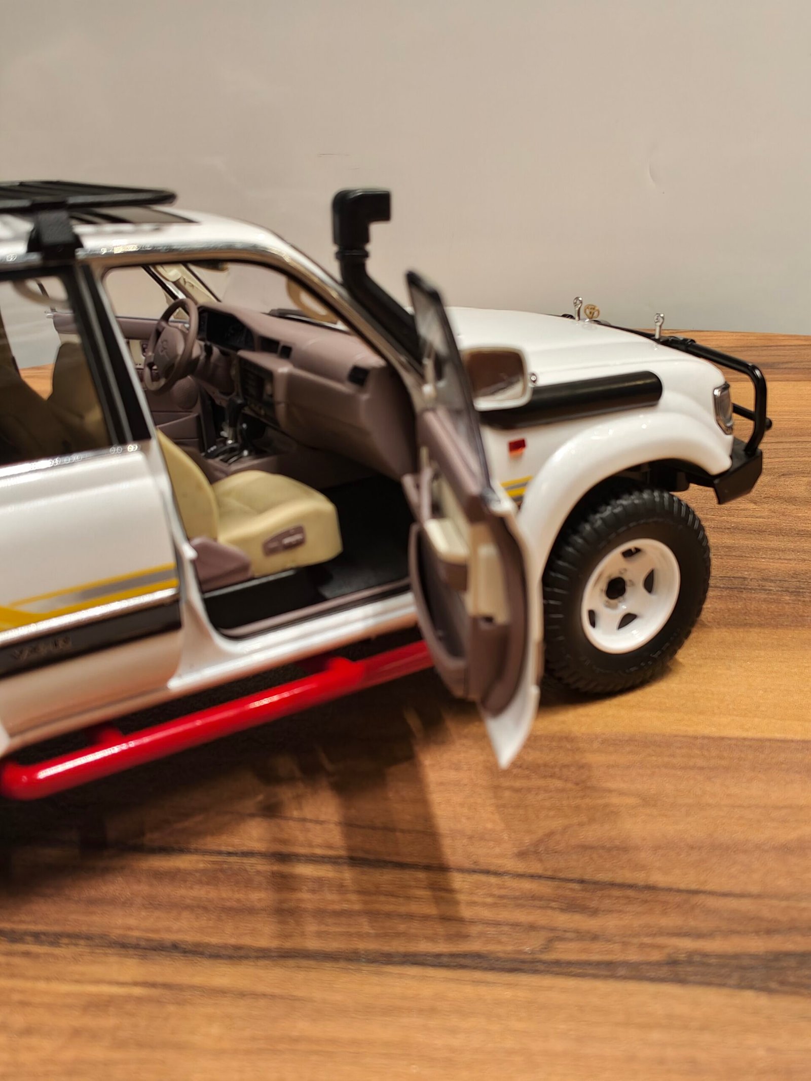 Toyota Land Cruiser Model Kengfai White Scale 1/18 - Image 7