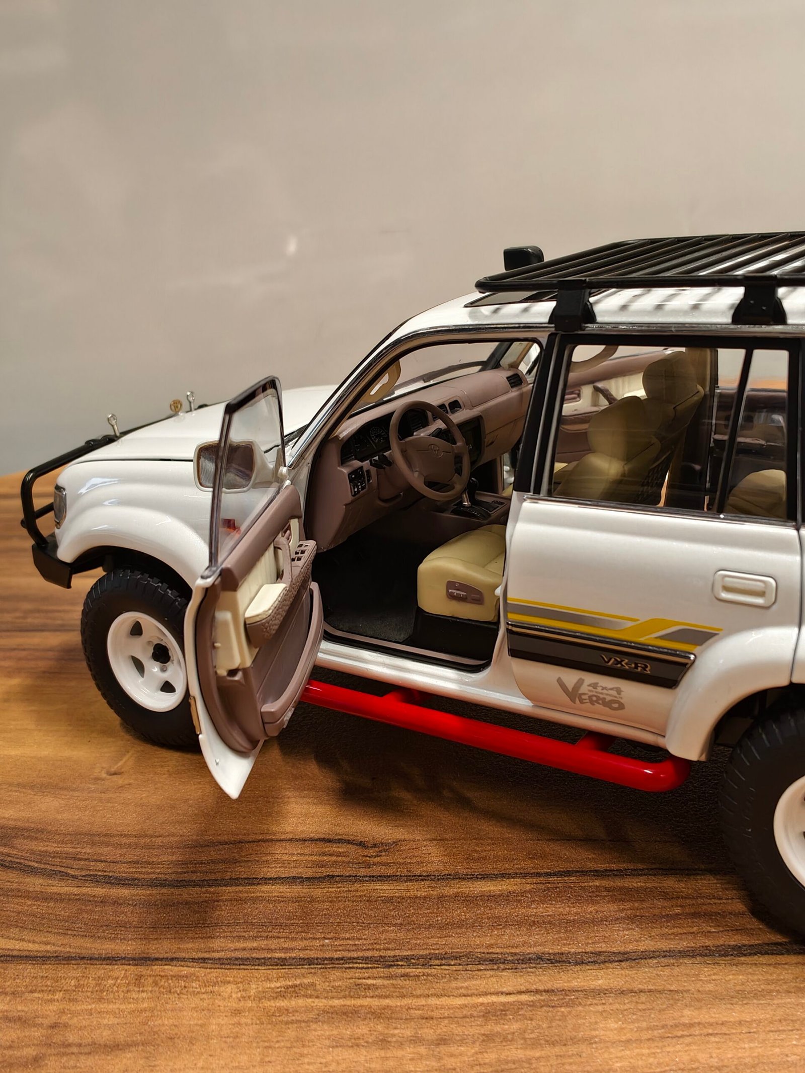 Toyota Land Cruiser Model Kengfai White Scale 1/18 - Image 8