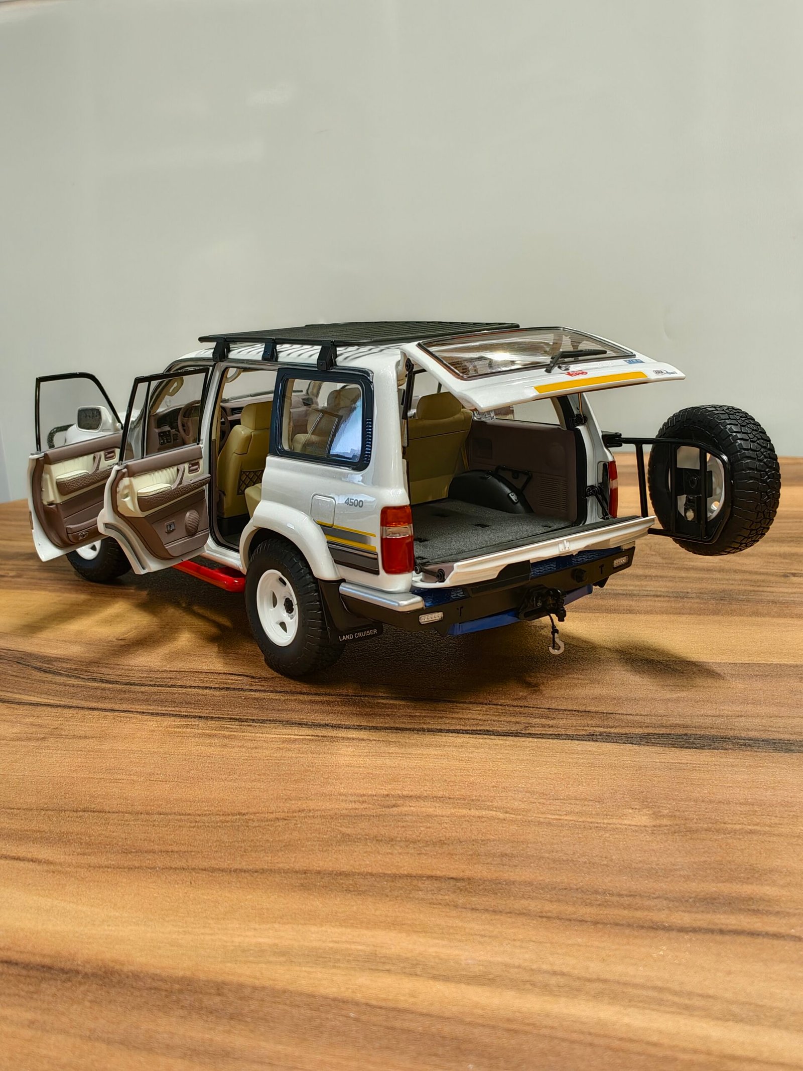 Toyota Land Cruiser Model Kengfai White Scale 1/18 - Image 9