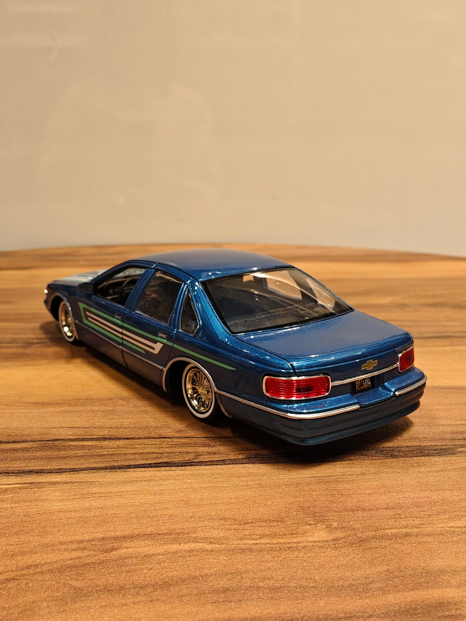 1993 Chevy Caprice 1:24 Blue - Image 2